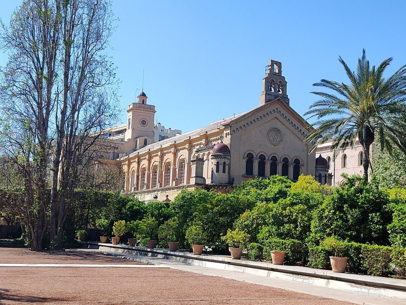 Iglesia de los Jesuitas. Erigida por el arquitecto Joaquín María Belda en 1884, es una de las pocas iglesias de la ciudad de estilo neo-bizantino.