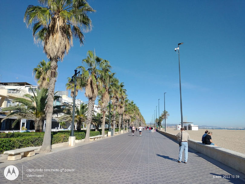 El Paseo Marítimo de Valencia, discurre junto a las playas de las Arenas y la Malvarrosa, y el Paseo Neptuno se encuentra tras la zona de restaurantes y ocio.