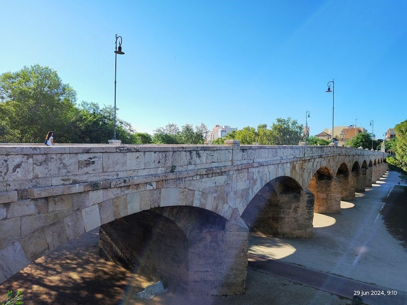 El Puente de San José se remonta al primer tercio del siglo XIV. El puente, se construyó para facilitar la comunicación con los barrios de Zaidía y Marchalenes, consta de trece arcos y sobre sus tajamares hay dos esculturas.