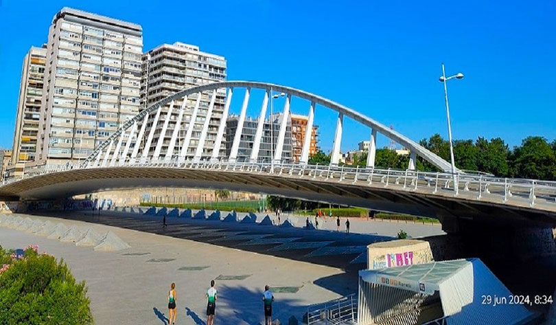 Puente de la Exposición (La Peineta): Diseñado por Santiago Calatrava, destaca por su gran arco inclinado de acero blanco. Se asienta sobre la estación de metro Alameda.