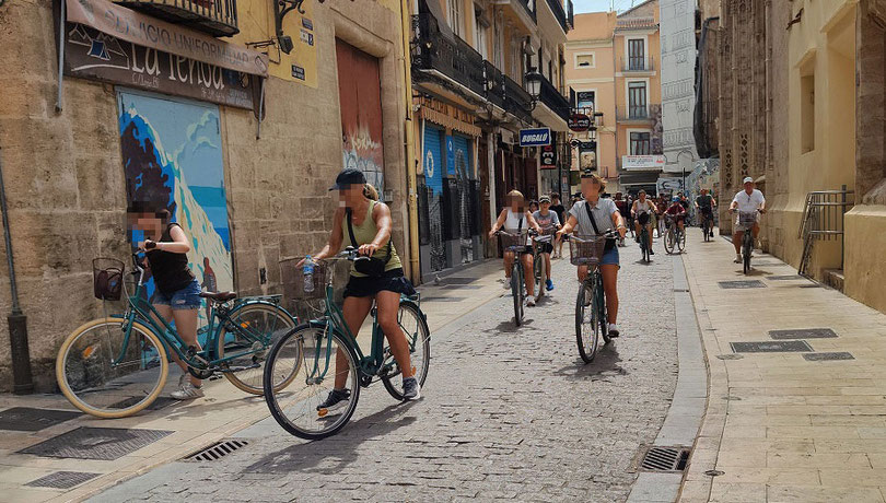 Grupos de turistas ocupando toda la calzada y aceras por Ciudad Vella (Valencia).