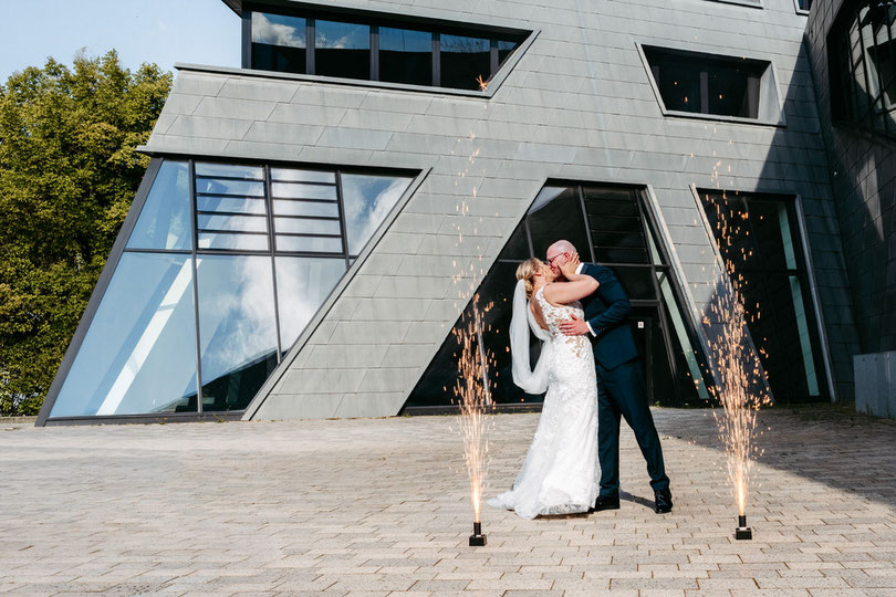 Hochzeitspaar beim Empfang vor dem Klippo auf dem Campus der Leuphana Uni Lüneburg