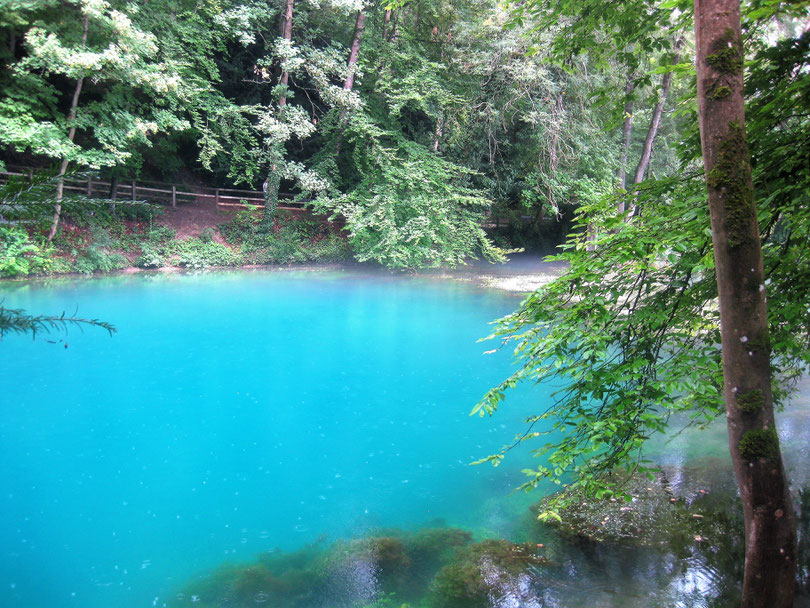 Der schwäbische Blautopf in Blaubeuren ist ein mystisches Gewässer, das enorm in die Tiefe geht