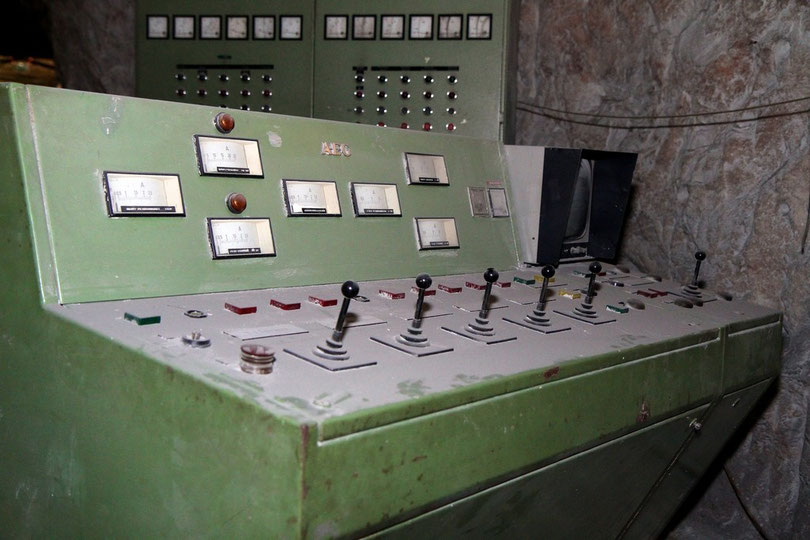 Asse: Wie aus einem Museum - Bedienpult des Verladekrans auf der 490m-Sohle über Kammer 8a, in der 1.293 mittelaktive Atommüllfässer liegen