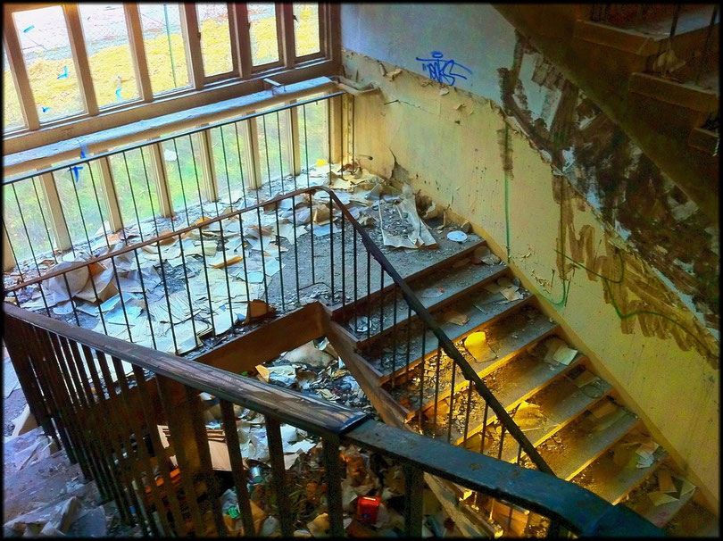 Das Treppenhaus voller Akten und Papiere