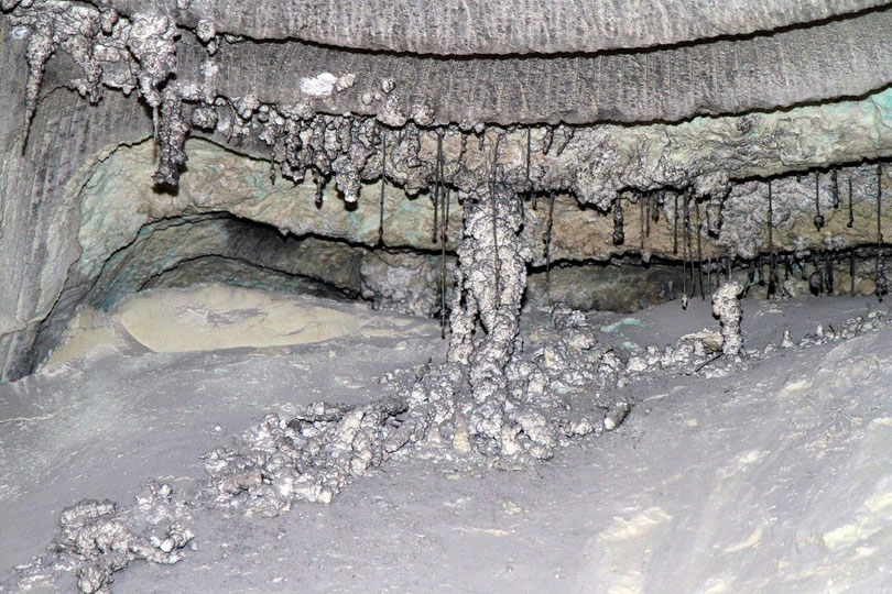 Asse: Salzstalaktiten bleiben nach dem Verdunsten der gesättigten Salzlauge zurück