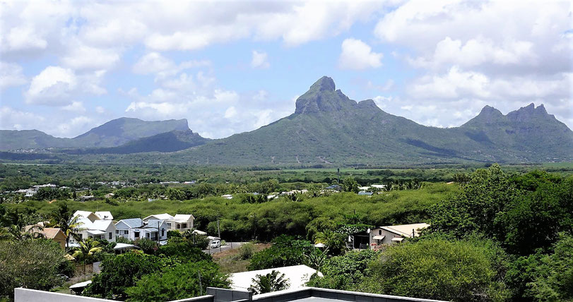 VUE MER et MONTAGNE : REVENTE PENTHOUSE 3 chambres VUE MER TAMARIN