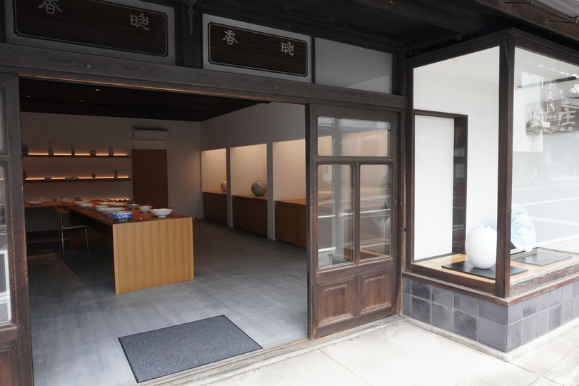 晩香窯ギャラリー:伝統的建造物でもある建物内にあるモダンジャパンな空間。庄村健、庄村久喜の美しい作品たちを展示している
