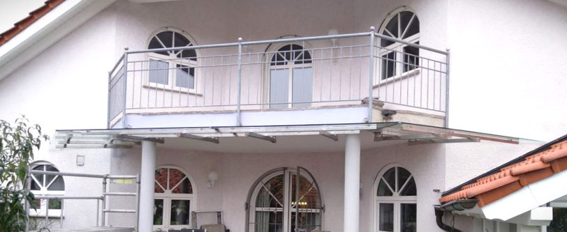 Glasscheiben auf Gehrung dem Erker Balkon angepasst