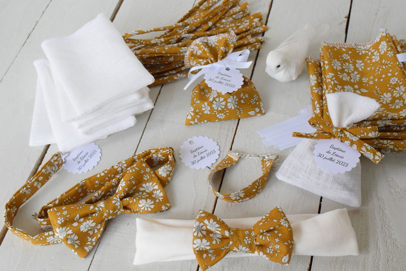 sachet dragées pour baptême avec noeud papillon, bandeau cheveux, bracelet pour accessoires mariage en tissu Liberty of London Capel moutarde safran