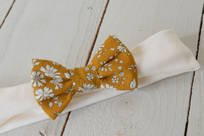 sachet dragées pour baptême avec noeud papillon, bandeau cheveux, bracelet pour accessoires mariage en tissu Liberty of London Capel moutarde safran