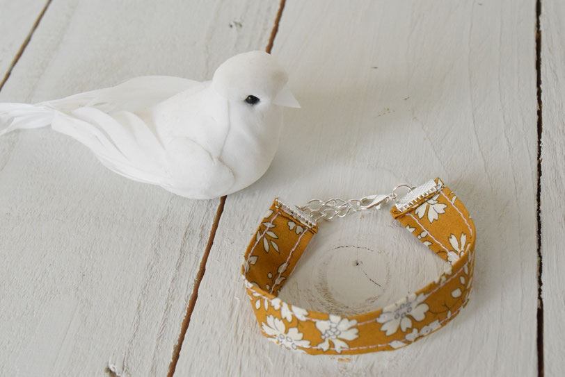 sachet dragées pour baptême avec noeud papillon, bandeau cheveux, bracelet pour accessoires mariage en tissu Liberty of London Capel moutarde safran