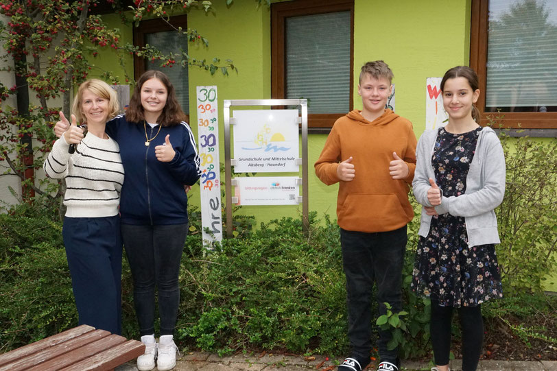 Vertrauenslehrerin Alexandra Koch mit den neuen Schülersprechern Lirigzona Rudi (8. Kl.), Laurin Laufer (7. Kl.) und Leyla Avramis (6a).  