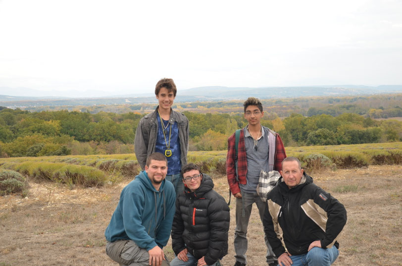 5 participants au Camp Niko devant un champ