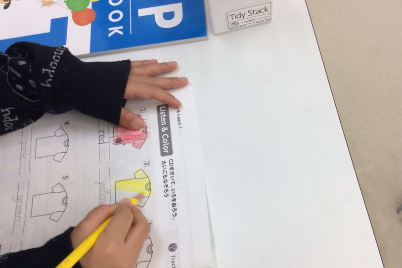 子供たちは英語に対して興味深々です。