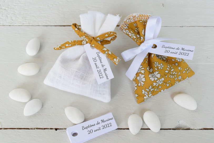 sachet dragées pour baptême avec noeud papillon, bandeau cheveux, bracelet pour accessoires mariage en tissu Liberty of London Capel moutarde safran
