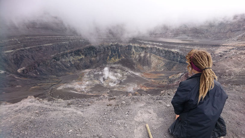 Luisa am "Abgrund" zum Krater des Soufriere Vulkans