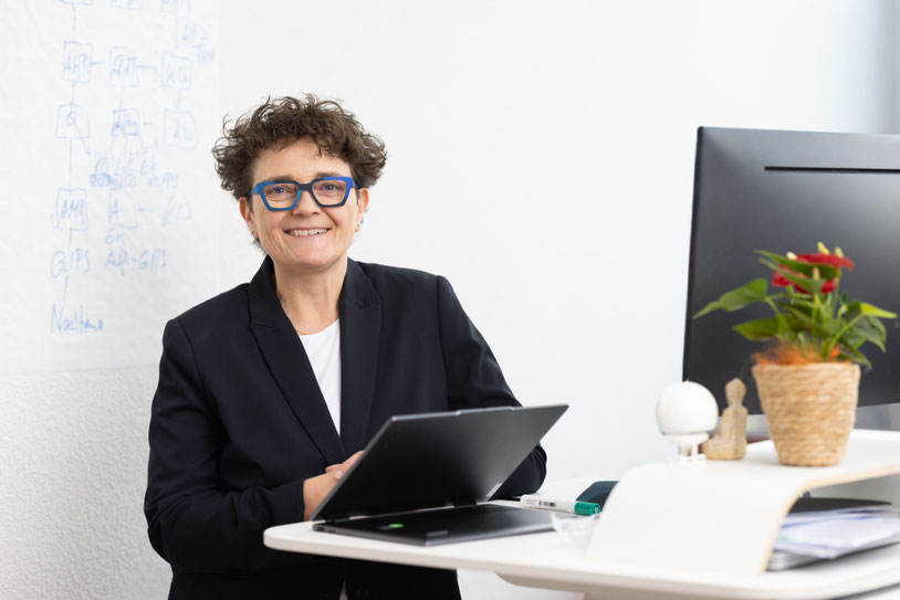Tatjana Parmakovic im Gespraech mit einer Aerztin im Spitalgang