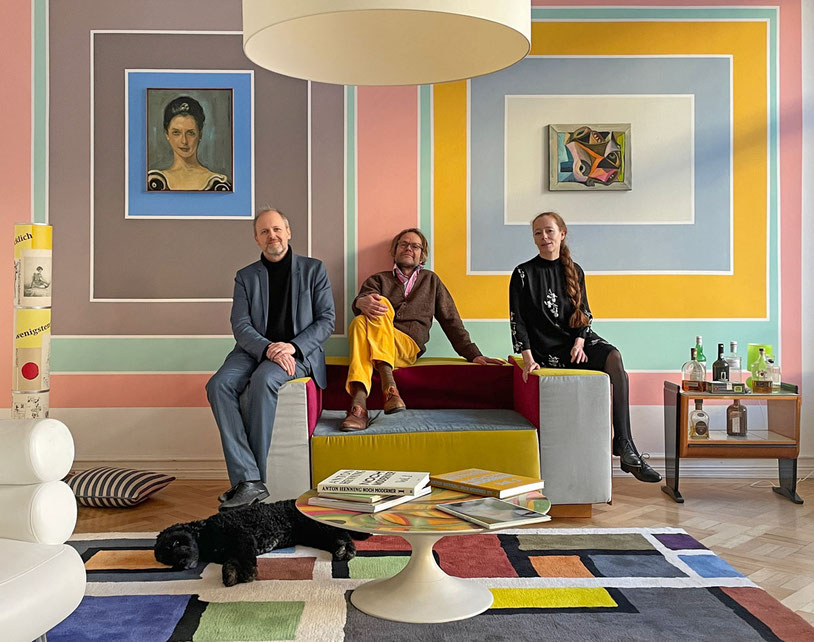 Foto: auf dem Sofa in der Wohnung von Anton Henning: Wolfgang Ullrich, Anton Henning, Jana Noritsch