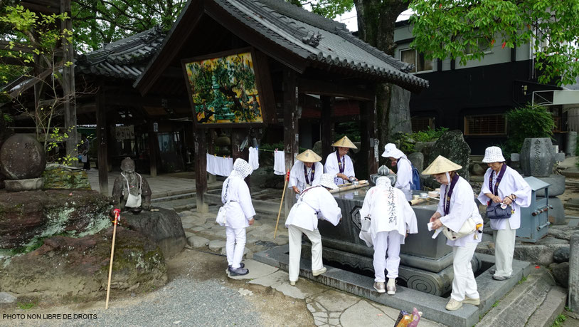 Pèlerins se désaltérant, Ishite-Ji, Matsuyama, photo non libre de droits