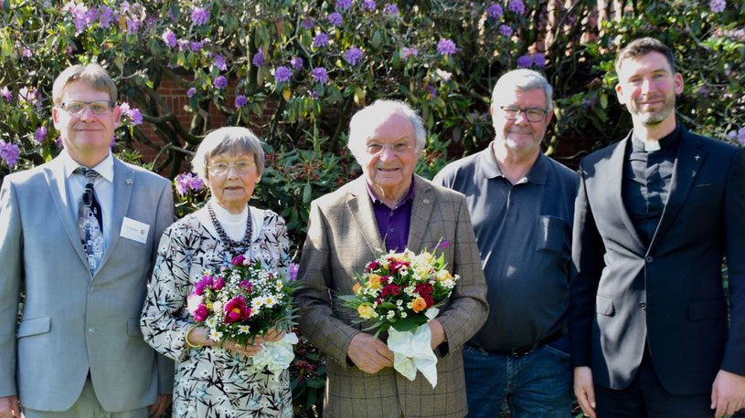 Mit Blumen wurden Irene Lühdorff und Johannes Schneider aus dem Vorstand verabschiedet, Jörg Martens (l.) als neuer Vorsitzender, Florian Niemöller als 2. Vorsitzender und Michael Unger (Beisitzer) werden in Zukunft die Arbeit des Kultur-Vereins gestalten