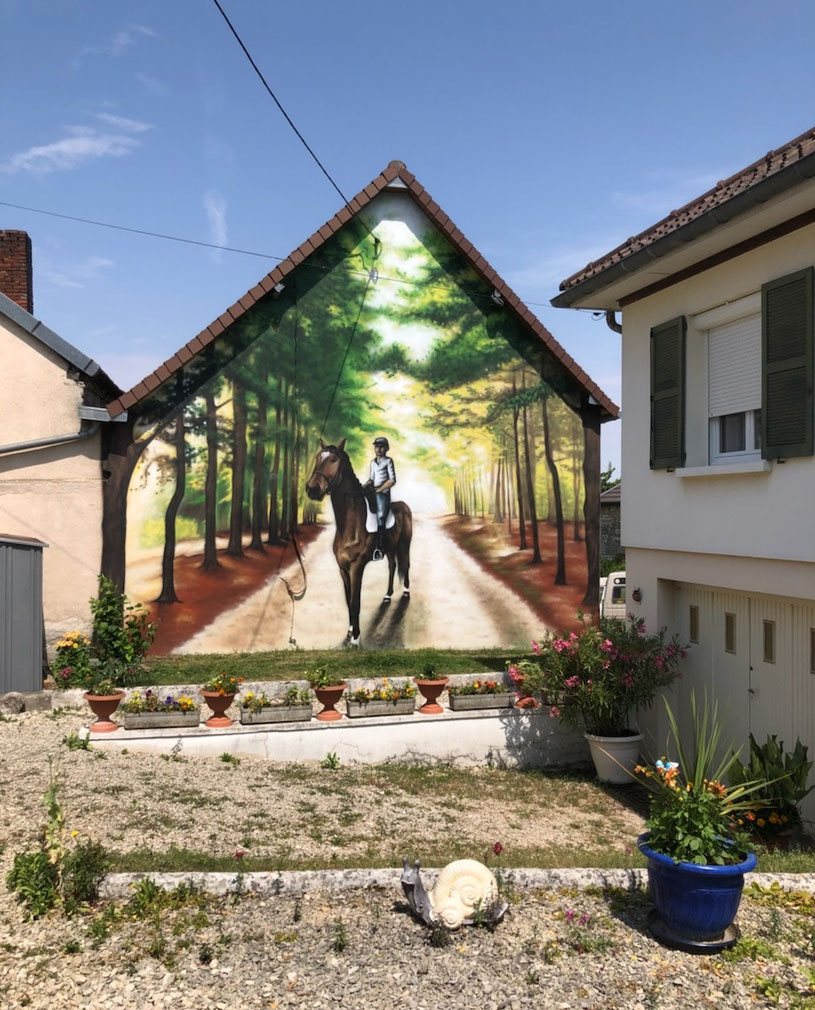 photo d'une fresque (paysage, cheval, forêt) par Coron à Arrelles