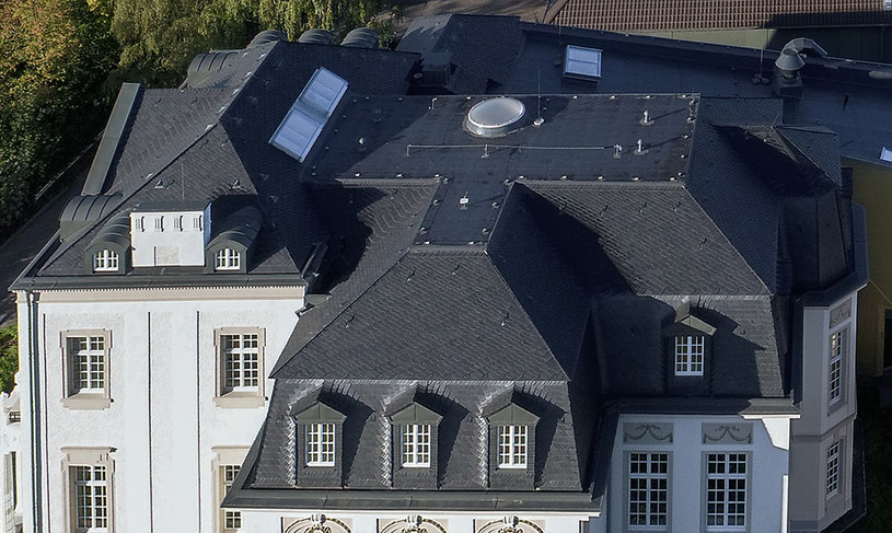 Architekturfotografie Kaisersruh (ehem. Lost-Place Herrenhaus bei Aachen): aerial view auf die Dachkonstruktion, Foto: Dr. Klaus Schörner, Bauherr: Franko Neumetzler, Architekt: Studio Makarowski, Copyright 2018