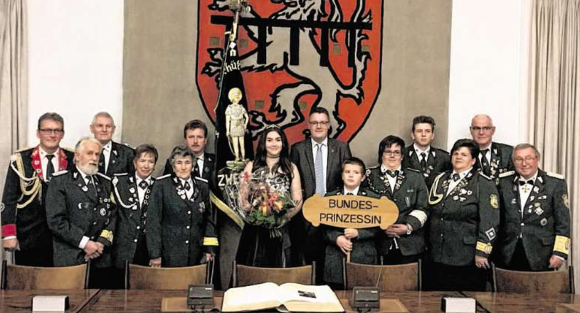 Die amtierende Bundesprinzessin, Svenja Dobbelstein, und ihr „Geleit“ wurden im Rathaus von Bürgermeister Dr. Grüttemeier empfangen. Foto: Stadt Stolberg