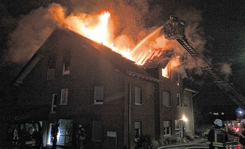 Die Feuerwehrleute konnte ein Übergreifen der Flammen auf die zweite Haushälfte verhindern. Foto: Feuerwehr