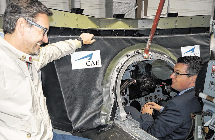 Beim Besuch der CAE Elektronik GmbH drehte Bürgermeister Dr. Tim Grüttemeier ein paar Runden im Tornado-Flugsimulator. Foto: Benjamin Zilkens