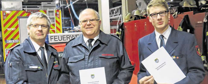 Der Vorsitzende des Kreisfeuerwehrverbandes, Kreisbrandmeister Bernd Hollands (links), ernannte Rainer Peitsch (Mitte) zum Kreisstabsführer und Jonas Nobis (rechts) zu seinem Stellvertreter. Foto: Städteregion