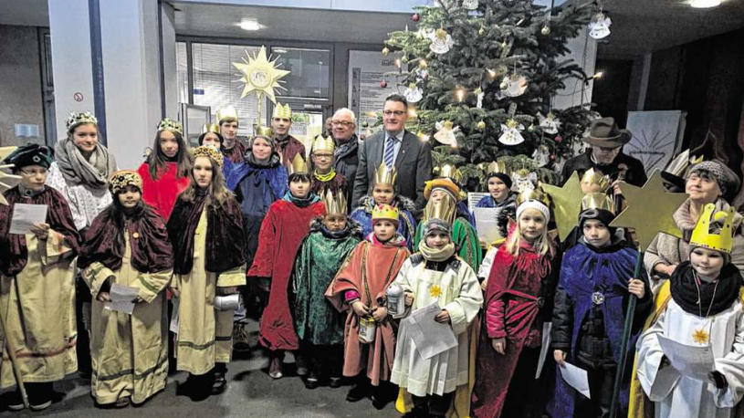 Bürgermeister Dr. Tim Grüttemeier und MdB Helmut Brandt empfangen die Sternsinger im Stolberger Rathaus. Sie haben in den vergangenen Tagen Spenden für Projekte in Kenia gesammelt. Foto: Stadt Stolberg