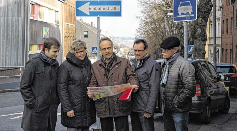 Informierten an Ort und Stelle: Die Mitglieder der CDU-Arbeitsgruppe Tim Wengler (v.li.), Karina Wahlen, Siegfried Pietz, Fritz Thiermann und der sachkundige Bürger Bernd Stickeler. Foto: Leister