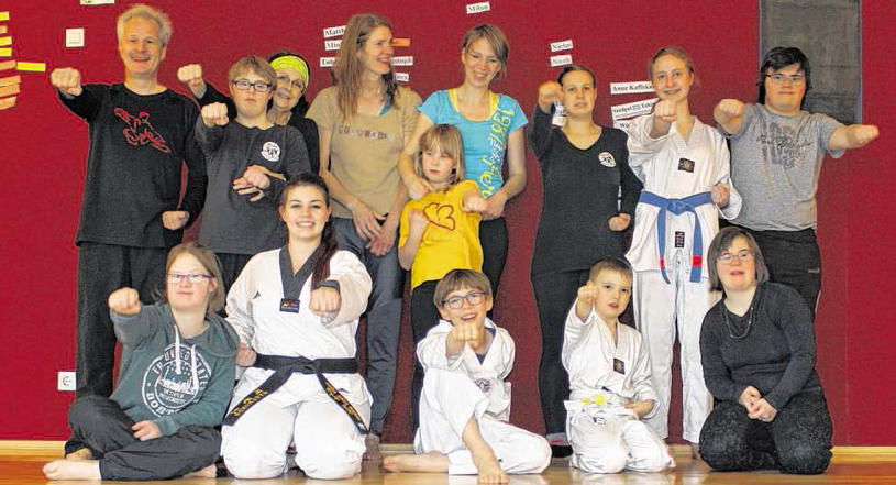 Klaus Espeter (obere Reihe, links) und Laura Tietze (untere Reihe zweite, von links) mit der Trainingsgruppe. Foto: Verein