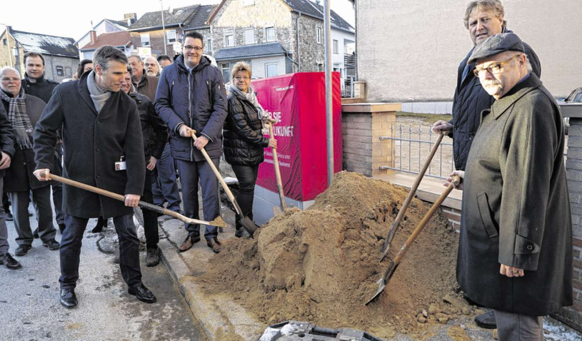 Vertreter der Stadt beim offiziellen Spatenstich auf der Schillerstraße in Werth - bald sollen die ersten Kabel verlegt werden. Foto: B. Zilkens