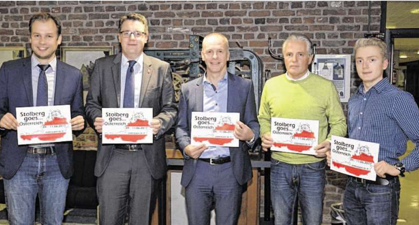 Der Erste Beigeordnete Robert Voigtsberger, Bürgermeister Tim Grüttemeier, Axel Kahl vom Hauptsponsor EWV, Kulturmanager Max Krieger und sein Mitarbeiter Manuel Hauck präsentieren das 2017er Motto „Stolberg goes Österreich“. Foto: Dirk Müller