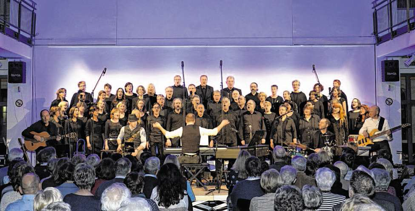 Der von Christoph Leuchter geleitete Neue Chor Würselen und die virtuosen Instrumentalisten entfachen wahre Begeisterungsstürme. Foto: Dirk Müller
