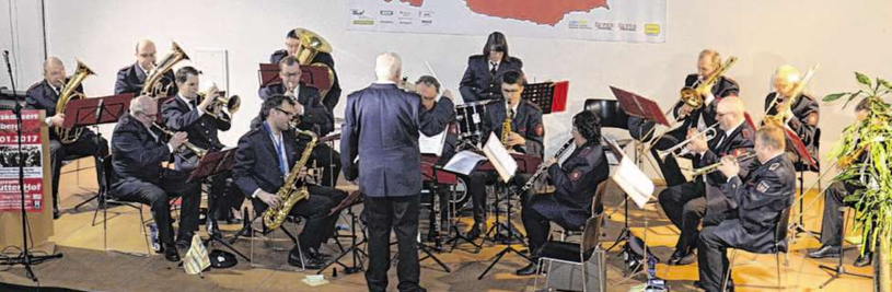 Von Karl Schäfer geleitet, unterhielt der städtische Musikzug der Freiwilligen Feuerwehr das Publikum bei der Neujahrsmatinee der Kupferstadt glänzend. Foto: Dirk Müller