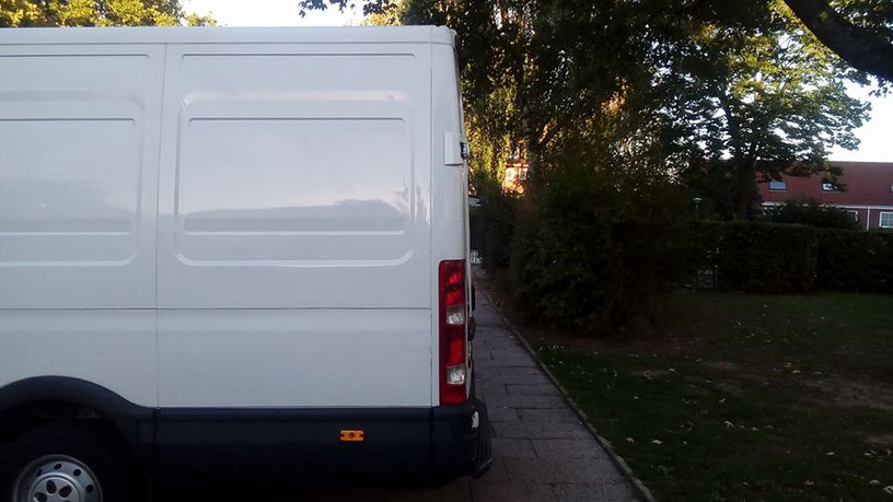 Ein Polen-Sprinter blockiert den Gehweg in der Düsseldorfer Straße