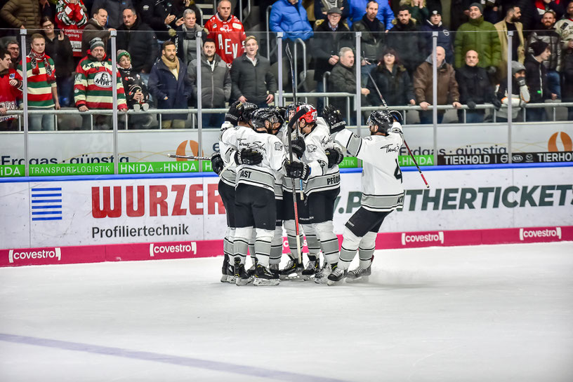 Der Jubel ist groß, nach dem wichtigen 2:2 Ausgleich durch Patrick Reimer (Foto: Birgit Eiblmaier)