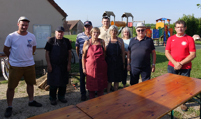 Les bénévoles de l'association Les 15 Vents avec Alain Moroy (chapeau sur la tête), maire de Dhuys-et-Morin-en-Brie, et Denis Moroy (T.Shirt rouge), président de l'association locale.