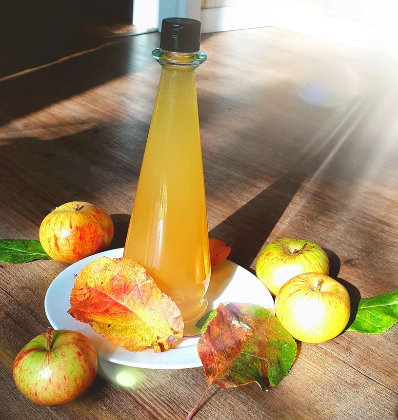 Er hilft beim Abnehmen, ist gut für die Verdauung, antiallergen, gut für den Blutzuckerspiegel, hilft bei Ausschlag undundund 🍎🍏 Apfelessig 🍏🍎🍏