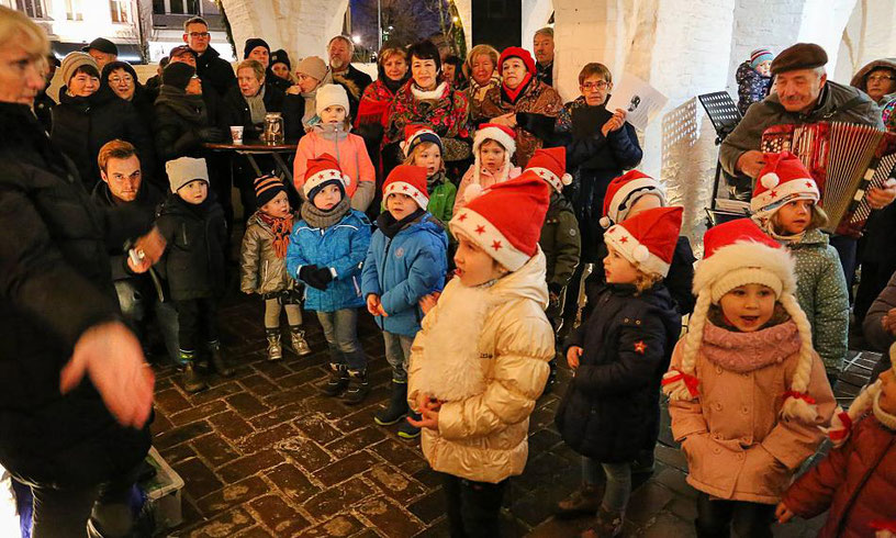 Der Erkelenzer Kinderchor unter Leitung von Nadeshda Reder trug unter anderem das bekannte Zuckowski-Lied "In der Weihnachtsbäckerei" vor, wobei Isabell Königs (vorne) als Solistin überzeugte, am Akkordeon begleitete Willi Zacher. FOTO: Klapproth