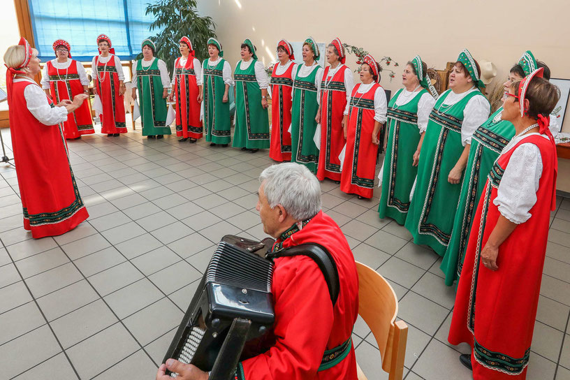 Der Rjabinuschka-Frauenchor erfreute bei der Jubiläumsveranstaltung mit eigenen Beiträgen. Foto: Jürgen Laaser