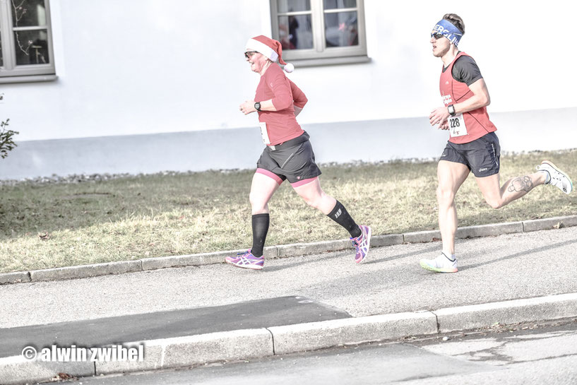 Elisabeth Angerer und Steffen Wittmann erfolgreich beim Erkheimer Nikolaus-Straßenlauf - zufällig zusammen erwischt von Alwin Zwibel