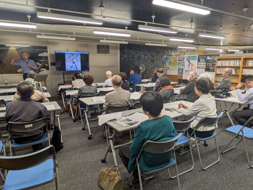 月例研究発表会で講演する末松智会員＝県立生涯学習センターまなびすとルーム
