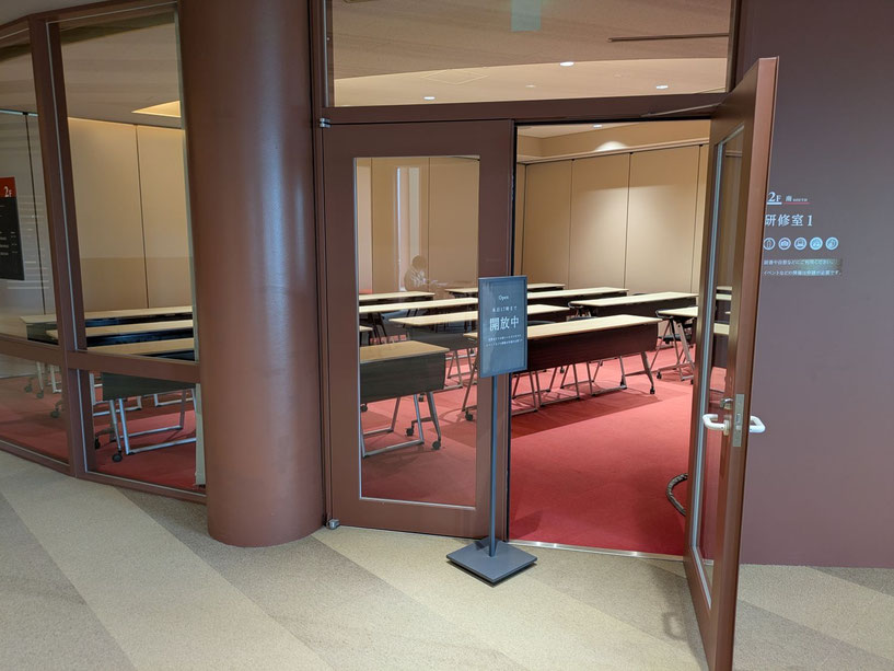 新月例研究発表会場、県立図書館2階研修室