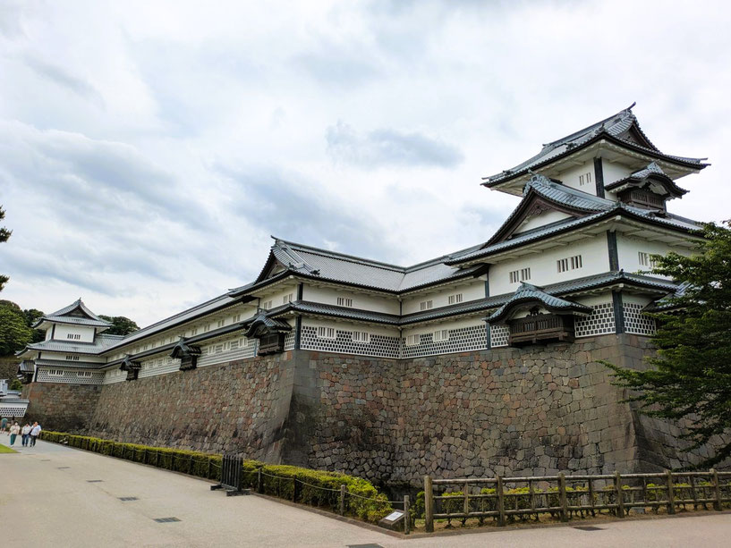 復元後、周囲の景観になじんできた菱櫓（右）と五十間長屋　金沢城公園