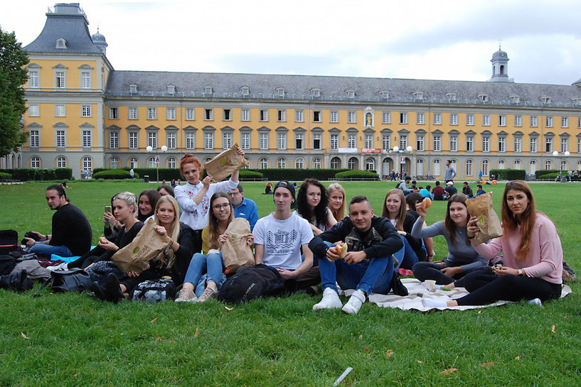 Gruppenbild mit Alnatura-Lebensmitteln vom Alnatura-Markt Bonn-Zentrum