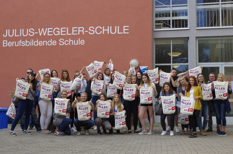 Gruppenbild mit Rewe-Taschen von Rewe Koblenz Karthause